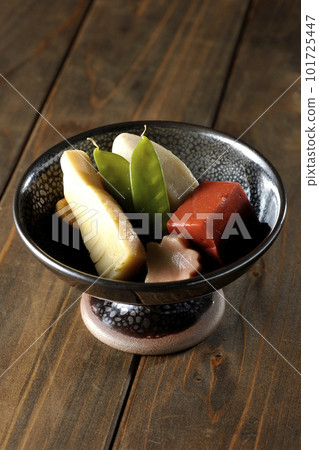 含有竹筍、芋頭、豆腐、荷蘭豆等的水煮食品。 101725447