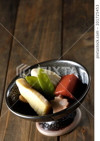 含有竹筍、芋頭、豆腐、荷蘭豆等的水煮食品。 含有竹筍、芋頭、豆腐、荷蘭豆等的水煮食品。 101725453