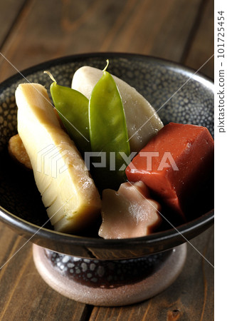 Boiled food containing bamboo shoots, taro, namafu, snow peas, etc. 101725454