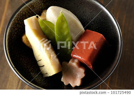 包含竹筍、芋頭、豆腐、荷蘭豆等的燉菜鳥瞰圖。 101725490