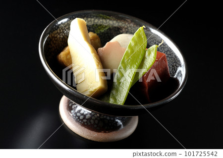Shoot a simmered dish containing bamboo shoots, taro, namafu, snow peas, etc. against a black background 101725542