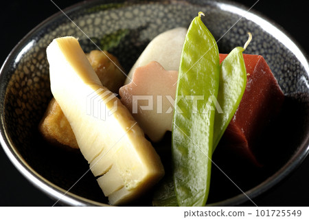 在黑色背景下拍攝包含竹筍、芋頭、生腐、荷蘭豆等的燉菜 101725549