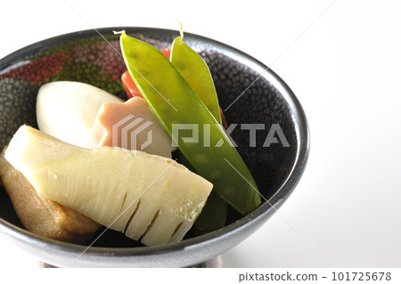Shoot a simmered dish containing bamboo shoots, taro, namafu, snow peas, etc. against a white background 101725678