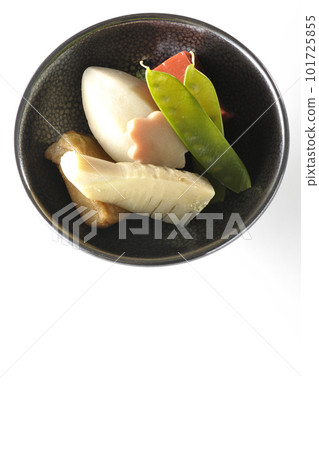 白色背景下的竹筍、芋頭、豆腐、荷蘭豆等燉菜的鳥瞰圖 白色背景下的竹筍、芋頭、豆腐、荷蘭豆等燉菜的鳥瞰圖 101725855