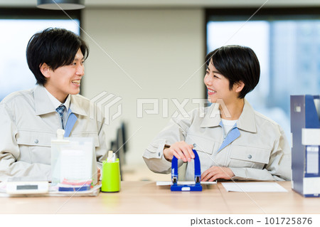 男女穿工作服打孔 101725876