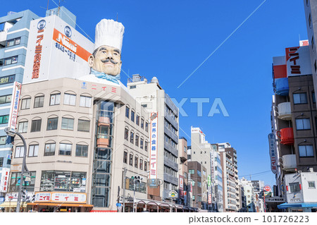 東京的台東區,入境游客和其他外國人的熱門場所,天氣晴朗的Kappabashi Dougu Street,您可以在這裡找到各種炊具和器具 東京的台東區,入境游客和其他外國人的熱門場所,天氣晴朗的Kappabashi Dougu Street,您可以在這裡找到各種炊具和器具 101726223