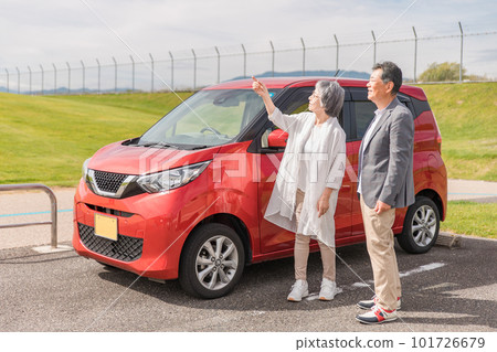 一對微笑的老年夫婦在停車場休息，以便旅行或開車 101726679