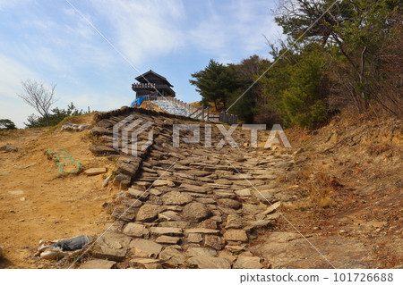 鬼城鬼之城鋪路石遺址上的古山城(岡山縣總社市) 鬼城鬼之城鋪路石遺址上的古山城(岡山縣總社市) 101726688