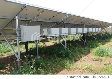 排列著逆變器的雜草叢生的太陽能發電廠 排列著逆變器的雜草叢生的太陽能發電廠 101726801