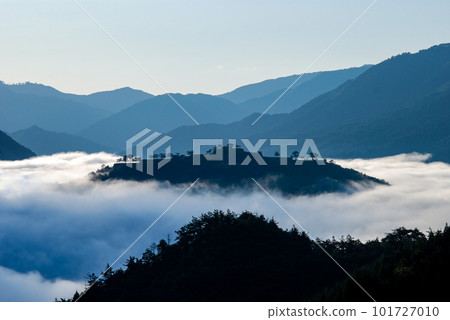 Japanese castle ruins floating above the clouds 101727010