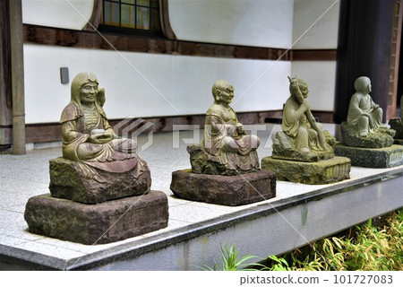 五百羅漢被安置在一座古老的寺廟裡 101727083