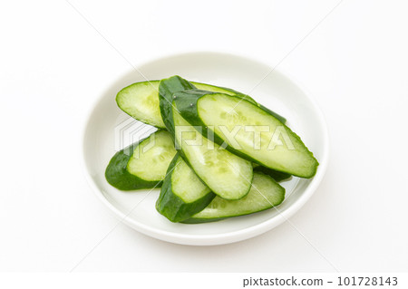 切好的黃瓜白色背景 切好的黃瓜白色背景 101728143