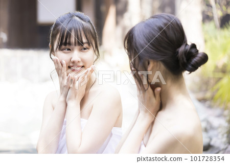 兩名年輕女性進入溫泉檢查皮膚水分 101728354