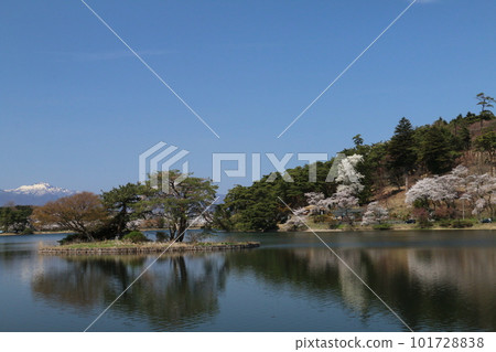 從南湖公園岸邊看到的喀什山脈的櫻花和旭岳 從南湖公園岸邊看到的喀什山脈的櫻花和旭岳 101728838