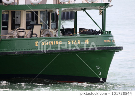 航行通過維多利亞海灣的星輪渡在香港 101728844