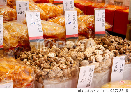 A store that sells dried scallops and salt-dried fish in the west of Des Voeux Road, Hong Kong. Some do not know what dish to use 101728848