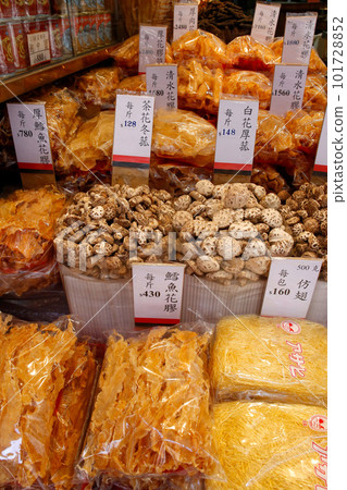 香港德輔道一家乾魚店出售的魚鰾。很貴很貴的中國菜叫“魚膽” 101728852