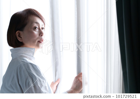 陽光早晨女人窗簾 陽光早晨女人窗簾 101729521