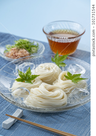Somen 麵條放在一個帶綠葉的玻璃碗裡 101731544