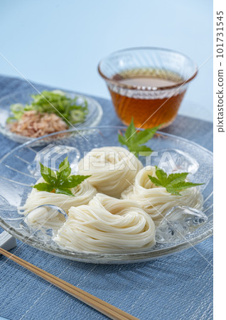 Somen noodles served in a glass bowl with green leaves 101731545