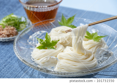 Somen noodles served in a glass bowl with green leaves 101731550