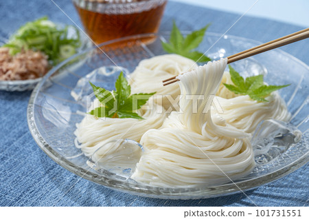 Somen noodles served in a glass bowl with green leaves 101731551
