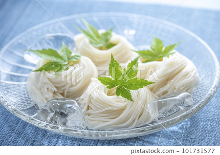Somen 麵條放在一個帶綠葉的玻璃碗裡 Somen 麵條放在一個帶綠葉的玻璃碗裡 101731577