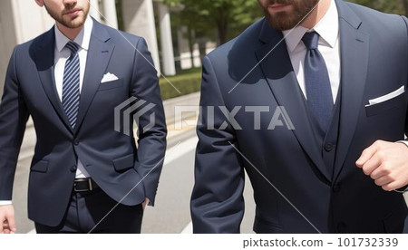 白天在戶外交談時並排走的商務人士 白天在戶外交談時並排走的商務人士 101732339