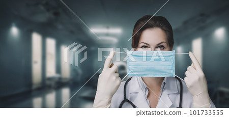 Doctor shows a protective mask against the virus . Doctor shows a protective mask against the virus . 101733555