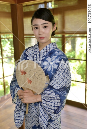 古民居日式房間內穿著浴衣的年輕美女 101735068