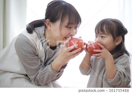 Parent and child with an apple Parent and child with an apple 101735488