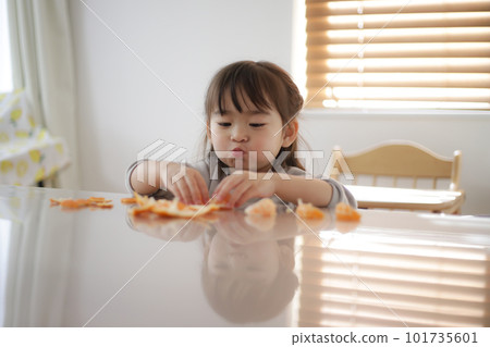 吃桔子的女孩 吃桔子的女孩 101735601