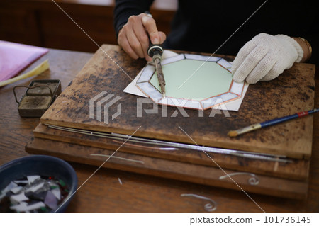 製作彩色玻璃鏡的女人 101736145