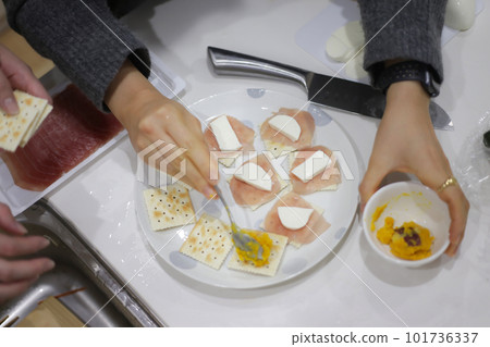 一個女人準備飯菜 101736337