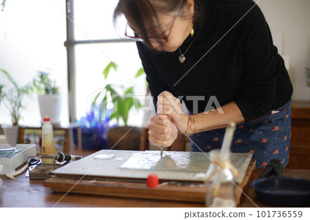 A woman making a stained glass work 101736559