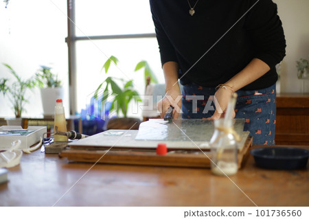 A woman making a stained glass work 101736560
