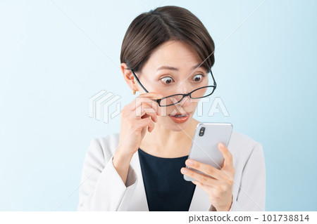 女商人驚訝地看到一部智能手機 101738814