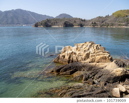 The scenery of the coast of Sagishima (Sagiura-cho, Mihara City, Hiroshima Prefecture) and the beautiful sea (Seto Inland Sea). 101739009