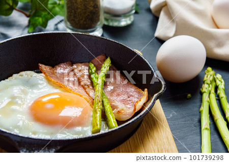 煎雞蛋、培根和蘆筍 101739298