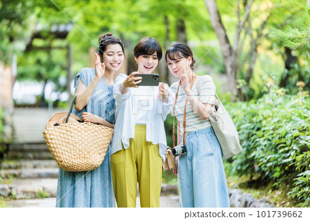 女子出遊留影留念 女子出遊留影留念 101739662