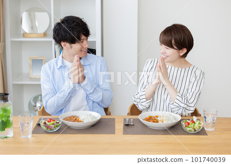 couple eating curry 101740039