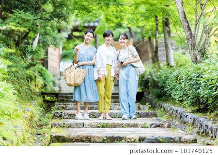 與朋友一起享受少女旅行的三位女性 101740125