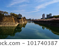 Cherry blossoms bloom in Osaka Castle magnificent moat 101740387