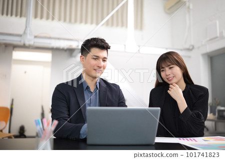 Business people chatting at a meeting 101741823