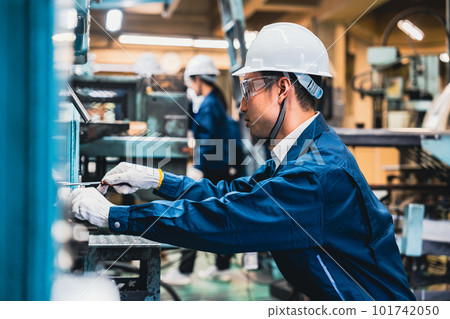 在汽車修理廠工作的人 在汽車修理廠工作的人 101742050