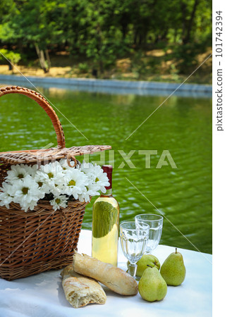 Spending time in nature - picnic, accessories for picnic 101742394