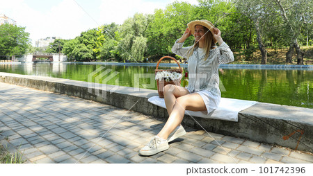 Spending time in nature - picnic, accessories for picnic 101742396