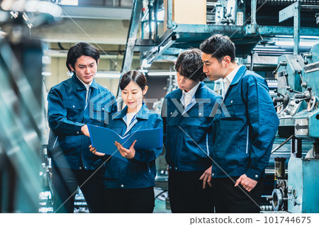 工作人員在現場分享信息 101744675