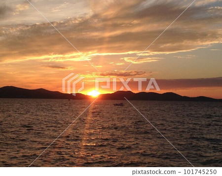 克羅地亞扎達爾的海上日落 101745250