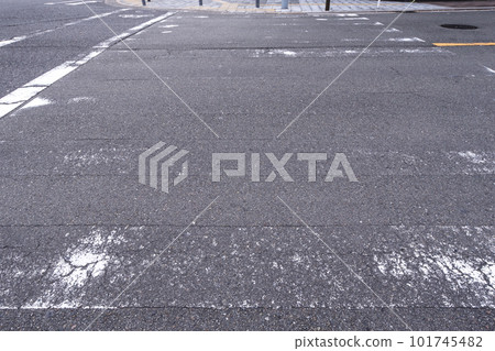 Traffic paint, worn crosswalk, road marking, image material, white line 101745482